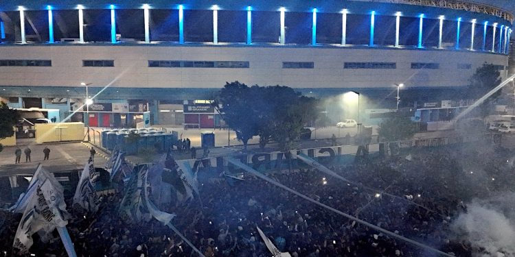 Un banderazo copero: los hinchas de Racing armaron una fiesta alrededor del Cilindro :: Olé
