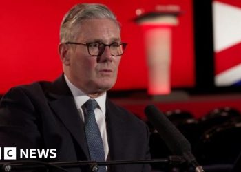 Starmer quiere replantes de derecho internacional para abordar la migración