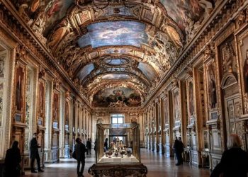 ¿Cuáles son las joyas expuestas en la galería de Apollon en el Louvre?