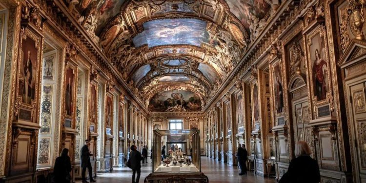 ¿Cuáles son las joyas expuestas en la galería de Apollon en el Louvre?