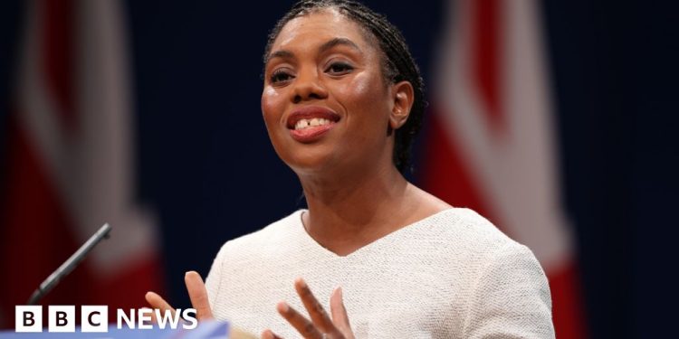 Los conservadores desecharían el impuesto de timbre, anuncia Badenoch