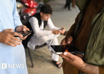 Los afganos se regocijan a medida que Internet regresa después del apagón talibán