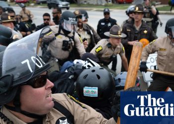 Periodista de Chicago TV empujado al suelo y arrestado durante una redada de Ice, luego liberado | chicago