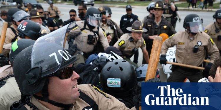 Periodista de Chicago TV empujado al suelo y arrestado durante una redada de Ice, luego liberado | chicago