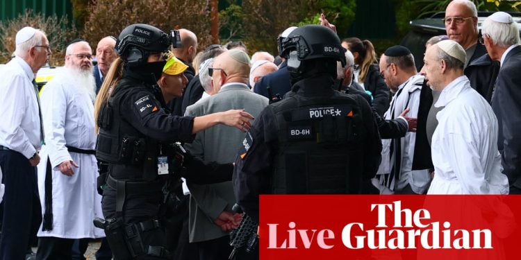 Dos muertos después de presuntos ataques terroristas contra la sinagoga de Manchester, según la policía, con sospechoso disparado por oficiales – Último | Noticias del Reino Unido