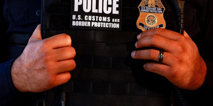 CBP fotografiará a los no ciudadanos que entren y salgan de EE.UU. para su base de datos de reconocimiento facial