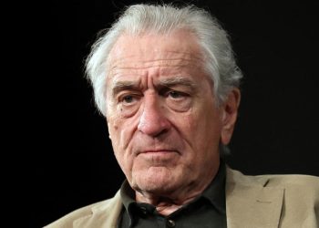 Robert De Niro llama a los americanos a manifestarse contra el «rey Donald Ier»