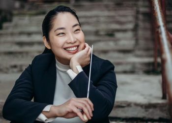 Holly Hyun Choe, des fanfarrias a la cabeza de la Orquesta Nacional de Cannes