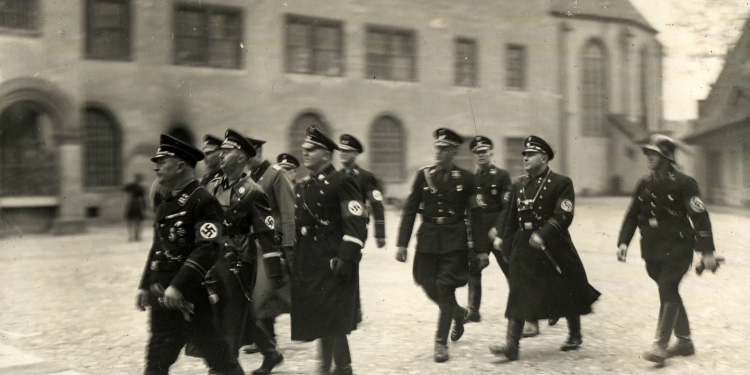 «L'Ablum ss RetroUvé» Sur France 2, Dans Le Quotidien d'une Fabrique de Bourreaux