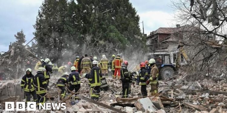 Cinco asesinados en grandes misiles rusos y ataque con drones, dice Zelensky