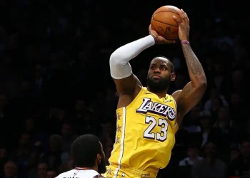 un furioso aficionado lo demanda por falsedad