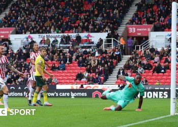 Phil Parkinson: El jefe mantiene la calma después de la derrota del Stoke, pero ¿Wrexham necesita cambios?