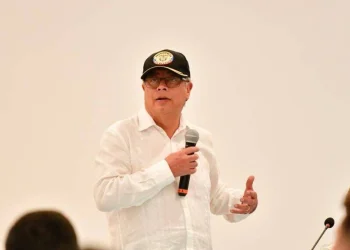 El presidente Petro dijo que Colombia recibió a un hombre que estaba en narco submarino bombardeado por Estados Unidos.