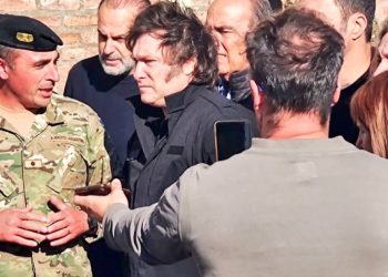 Tras recortarle ayuda, Milei le cobra a Bahía un alquiler millonario por puentes de emergencia puestos tras el temporal