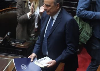 El gobierno tampoco aplica las leyes de financiamiento al Garrahan y las universidades.