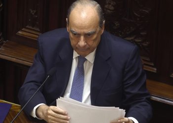 Francos cuestionó que Santiago no ponga la firma y le pidió que «asuma responsabilidades»