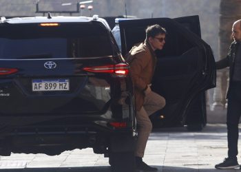 Santiago se reunió con Karina para negociar su ingreso a la jefatura de gabinete