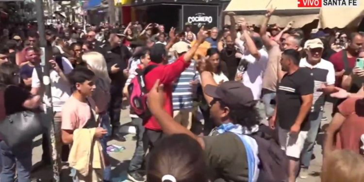 MILEI TUVO QE SUPSENTOR UNA CAMINATA DE CAMPRAÑA EN SANTA FE PORESTAS