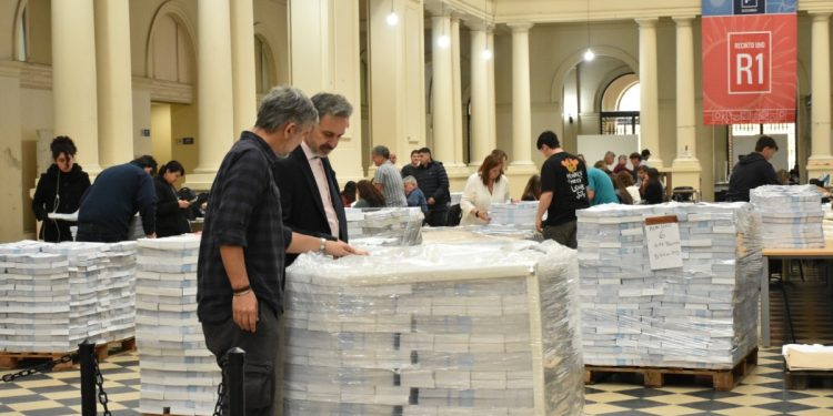 Ramos Padilla se mostró con las boletas en un mensaje a la Rosada: «La Junta Electoral define la reimpresión»