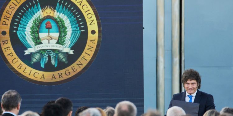 Reuniones militares secretas con Inglaterra, mientras Estados Unidos apunta a una base en Ushuaia