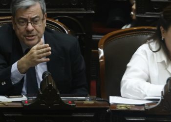 El peronismo advierte a los gobernadores que si ayudan a Milei con DNU voltean combustibles