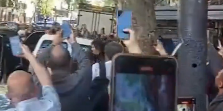 Milei fue abucheada en el microcentro junto a Karina