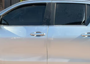 Balearon la camioneta de Juan Manuel Urtubey mientras hacía campaña en Salta