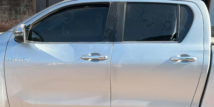 Balearon la camioneta de Juan Manuel Urtubey mientras hacía campaña en Salta