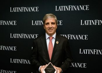 Premiaron a Caputo como mejor ministro y se arrepintieron: «Se cayó todo y dudamos»