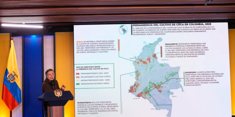 El presidente Gustavo Petro anuncia que cambiará al director de la Policía durante la alocución sobre la descertificación