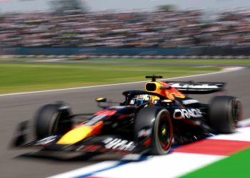 Leclerc primero y Lindblad le moja la oreja a Tsunoda con el Red Bull, entre cuchicheos de Verstappen