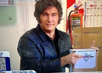 Milei subió una foto editada en la que aparece bronceado, sin papada y sin arrugas.