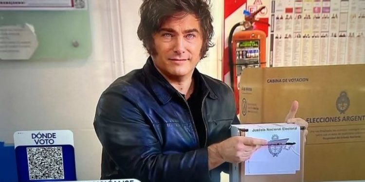 Milei subió una foto editada en la que aparece bronceado, sin papada y sin arrugas.