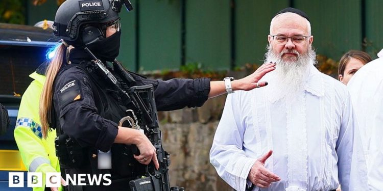 PM elogia al rabino y al personal de seguridad que bloqueó el atacante