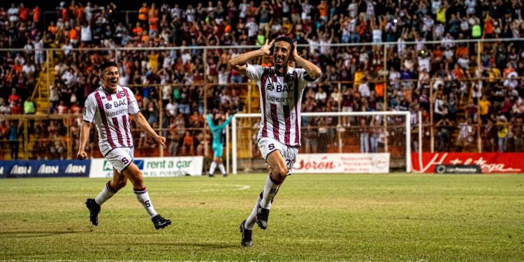 Vea a Mariano Torres hacer un gol candidato al premio Puskas que le dará la vuelta al mundo