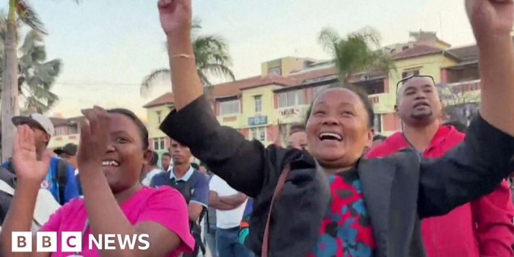 Multitudes en Madagascar aplauden mientras una unidad militar toma el poder
