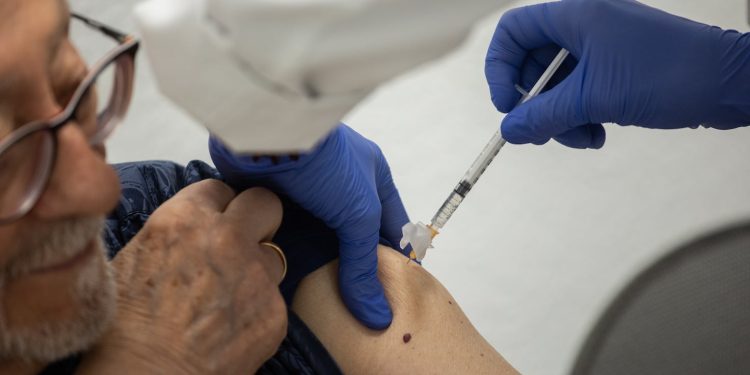 Identifican un nuevo efecto de las vacunas ARN contra la COVID: beneficia a los pacientes con cáncer