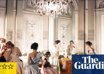 Cecil Beaton's Fashionable World Review: una visión estrecha de la belleza de un acosador límite | Arte y diseño