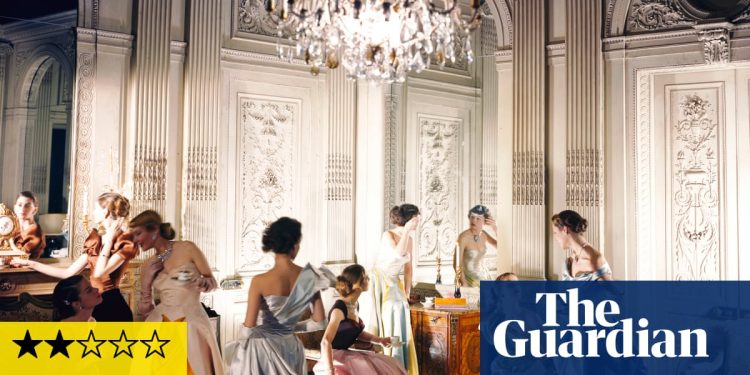 Cecil Beaton's Fashionable World Review: una visión estrecha de la belleza de un acosador límite | Arte y diseño