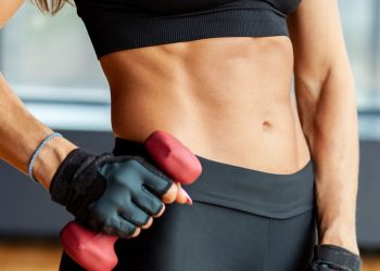 ¡Olvídate de las tablas! Acabo de probar este entrenamiento de Pilates con mancuernas de 10 minutos y mi núcleo todavía tiembla