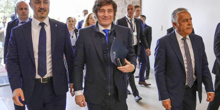 En Mendoza Milei «es un huevonazo» | A pesar de la seguridad, el Presidente fue repudiado.