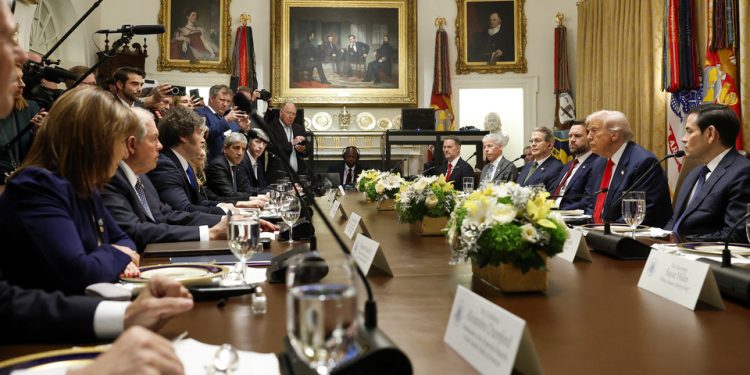 Donald Trump condicionó la ayuda a Javier Milei y los mercados argentinos se desplomaron | “Si no gana, nos vamos”