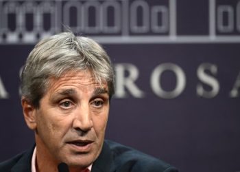 «Toto» Caputo promete ante empresarios despidos baratos y eliminación de impuestos | Para los trabajadores, nada