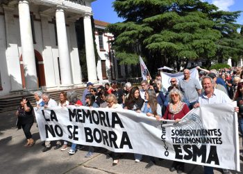 Un abrazo para decir que la memoria no se borra en la exESMA | Contra los avanzados antiderechos del Gobierno