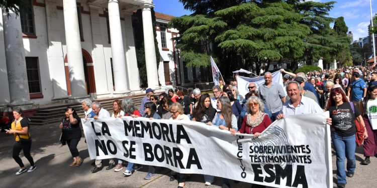 Un abrazo para decir que la memoria no se borra en la exESMA | Contra los avanzados antiderechos del Gobierno