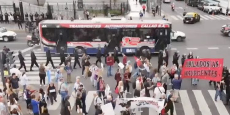 Jubilados vuelven a marchar al Congreso en la previa electoral: un policía empujó a un manifestante | Desproporcionado operativo policial