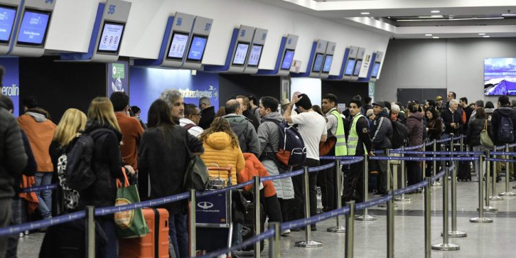 Asamblea de pilotos en Aeroparque: podría haber demoras y cancelaciones en vuelos de Aerolíneas Argentinas | De 6 a 10hs