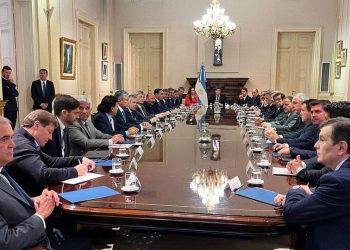 La acotada convocatoria de Milei a los gobernadores | Invitó a los «dialoguistas» a la Casa Rosada