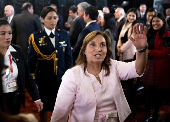 Interrumpen cadena oficial cuando Dina Boluarte acepta su destitución como presidenta de Perú