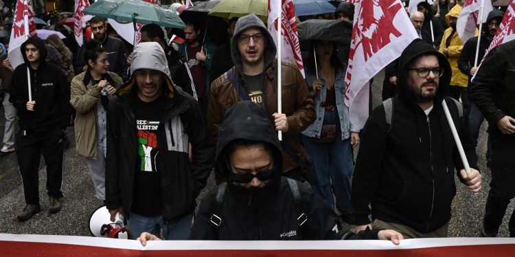 Las protestas de la Ley Laboral de Grecia detienen el transporte público a un alto | Noticias de los derechos laborales